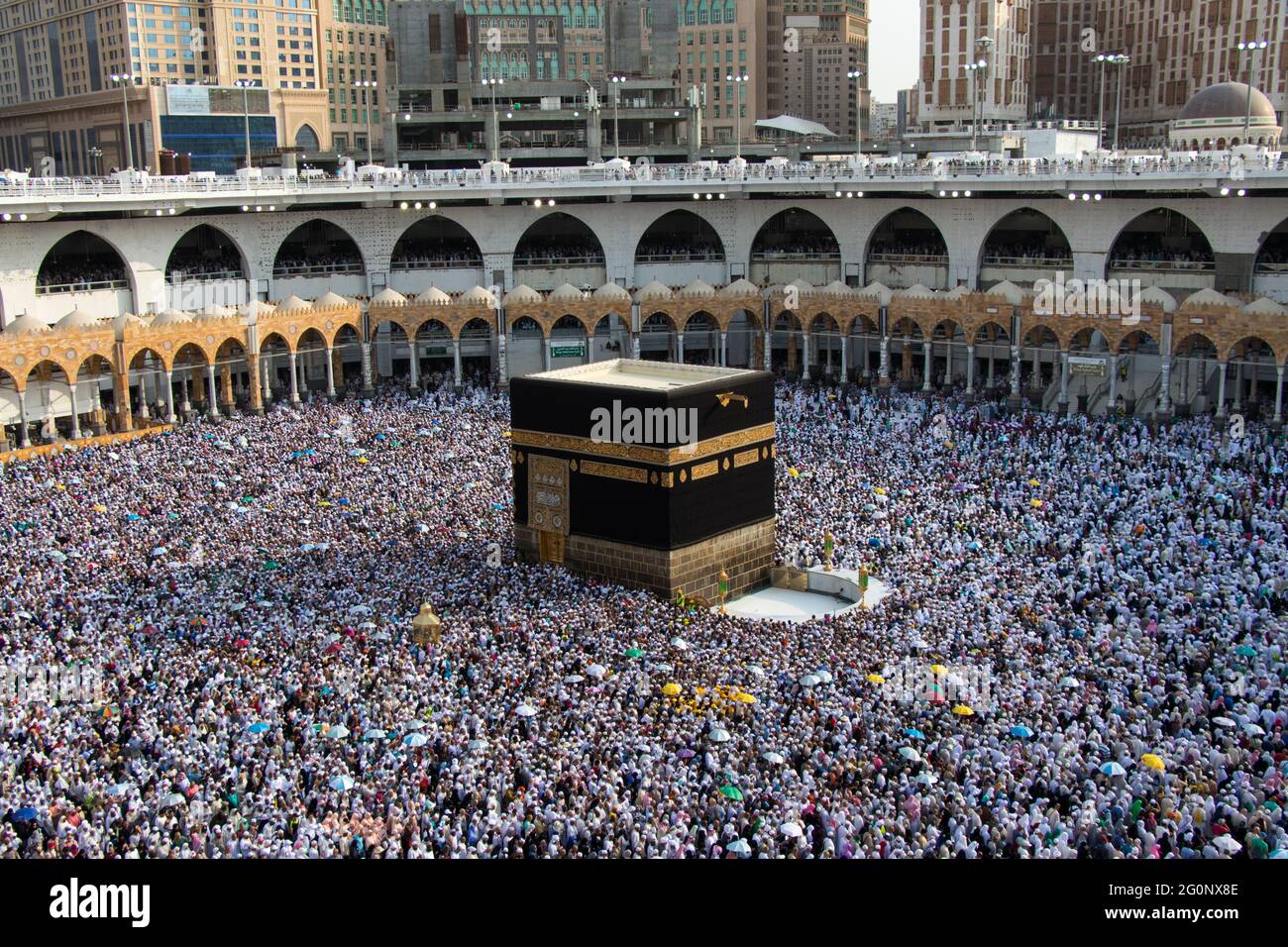 Heilige Kaaba. Menschenmenge, die immer um Kaaba herumläuft. Ritual der Umkreisung - Tawaf während der Pilgerfahrt. Mekka - Saudi-Arabien Stockfoto
