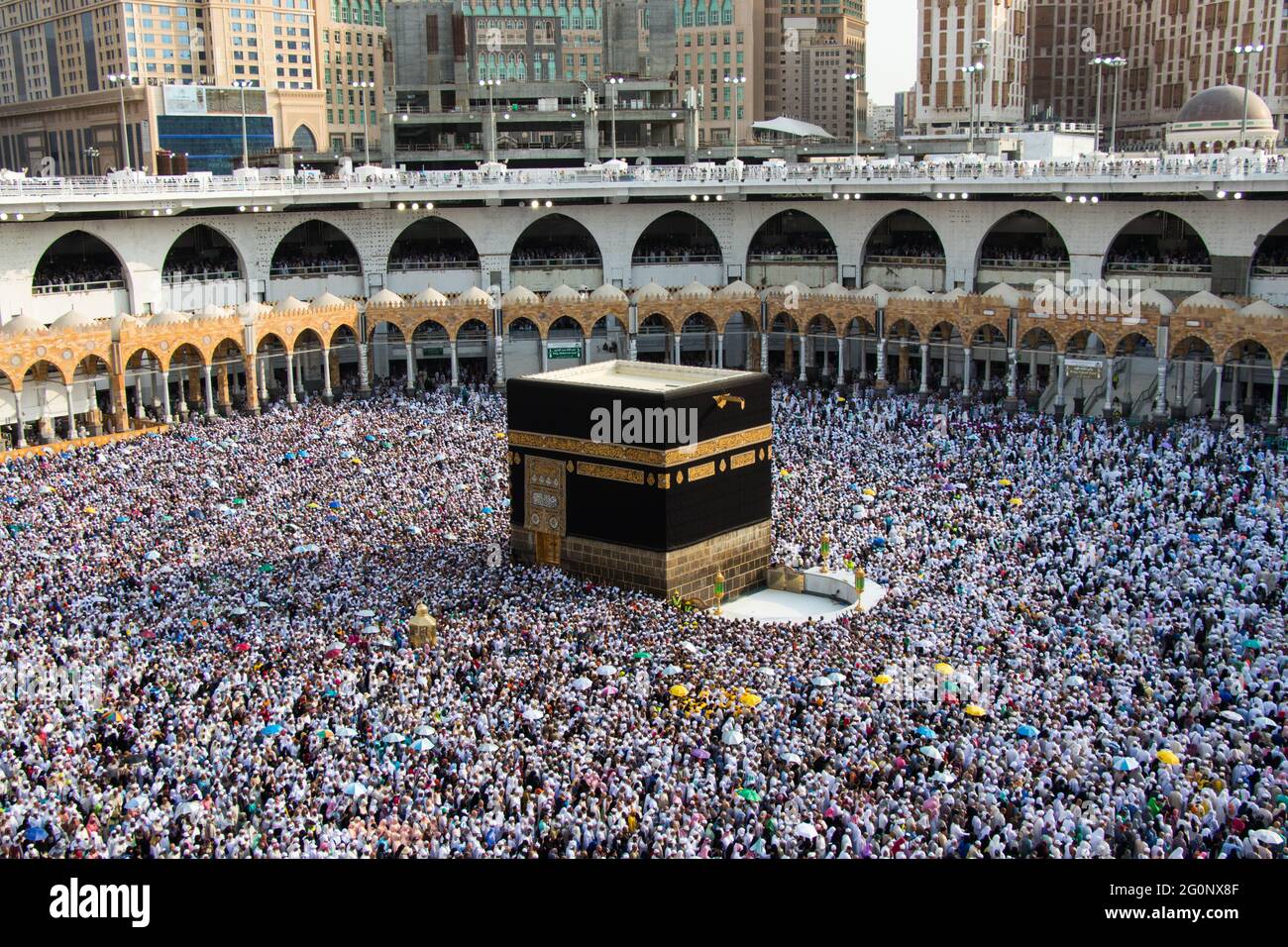 Heilige Kaaba. Menschenmenge, die immer um Kaaba herumläuft. Ritual der Umkreisung - Tawaf während der Pilgerfahrt. Mekka - Saudi-Arabien Stockfoto