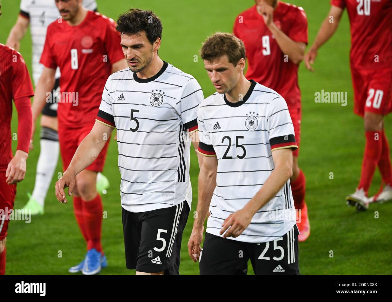 Innsbruck, Österreich. Juni 2021. Fußball: Internationale, Deutschland - Dänemark im Tivoli-Stadion. Mats Hummels (l.) und Thomas Müller aus Deutschland gehen in die Halbzeitpause. Quelle: Federico Gambarini/dpa/Alamy Live News Stockfoto
