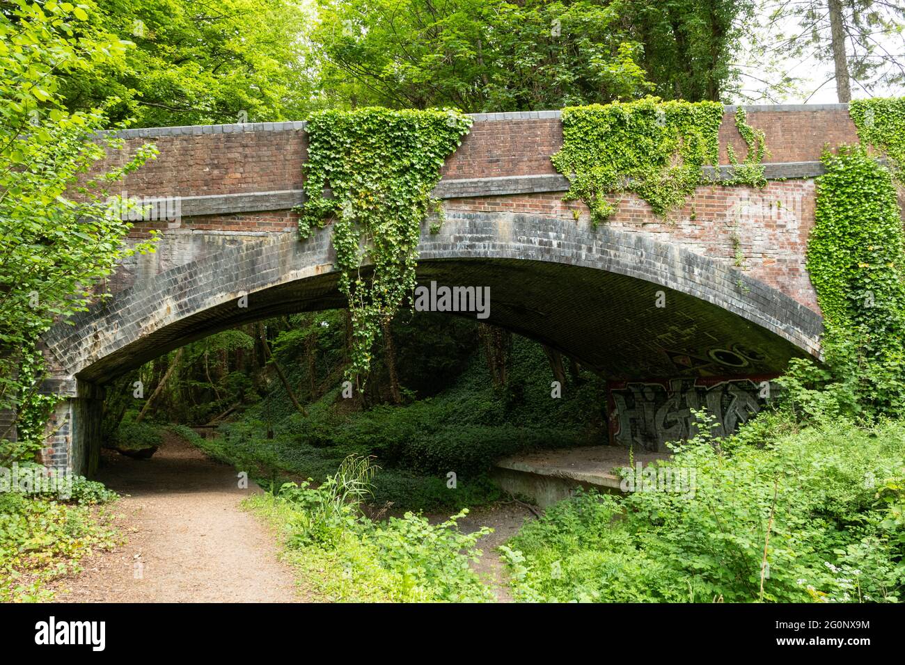 Alte Eisenbahnbrücke in der Nähe von West Meon an einem Ende des Meon Valley Trail in Hampshire, England, im Juni oder Sommer. Stockfoto