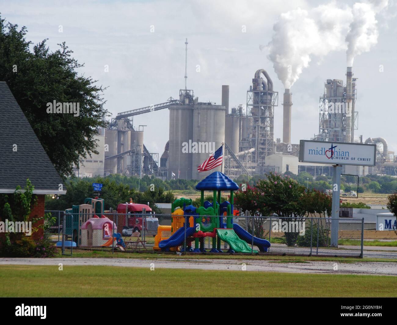 Der Ofen der Midlotian-Zementanlage im Holcum-Werk südwestlich von Dallas ist einer der größten CO2-Schadstoffe. Wenn Städte wachsen, brauchen sie Zement und machen die Zementindustrie zu einem der größten Verschmutzer der Welt. Drei Werke entlang der Autobahn haben Midlothian den Namen „Betongasse“ gegeben, die Stadt ist die offizielle „Betonstadt von Texas“. Stockfoto