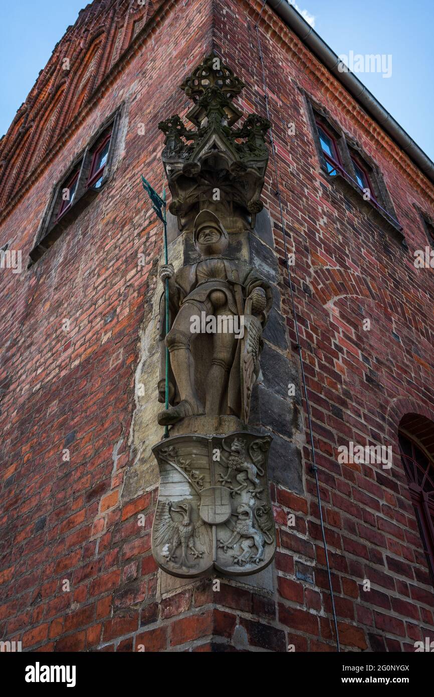 Eine Kopie der ursprünglichen Statue des Heiligen Maurice aus dem Jahr 1507 an der Ecke des mittelalterlichen Gebäudes des Rathauses. Jueterbog, Deutschland. Stockfoto