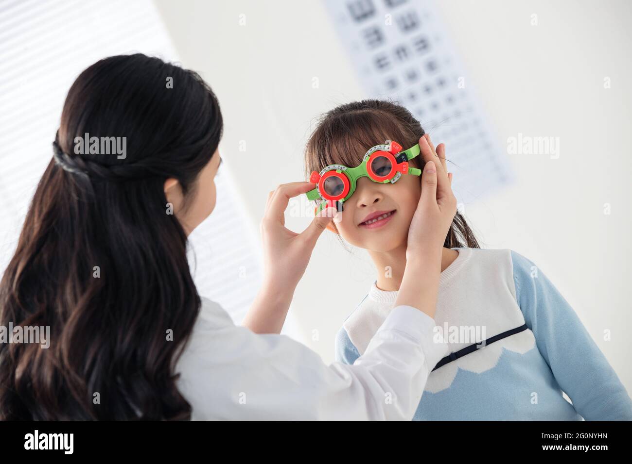 Optometristen des kleinen Mädchens testen die Sehschärfe Stockfoto