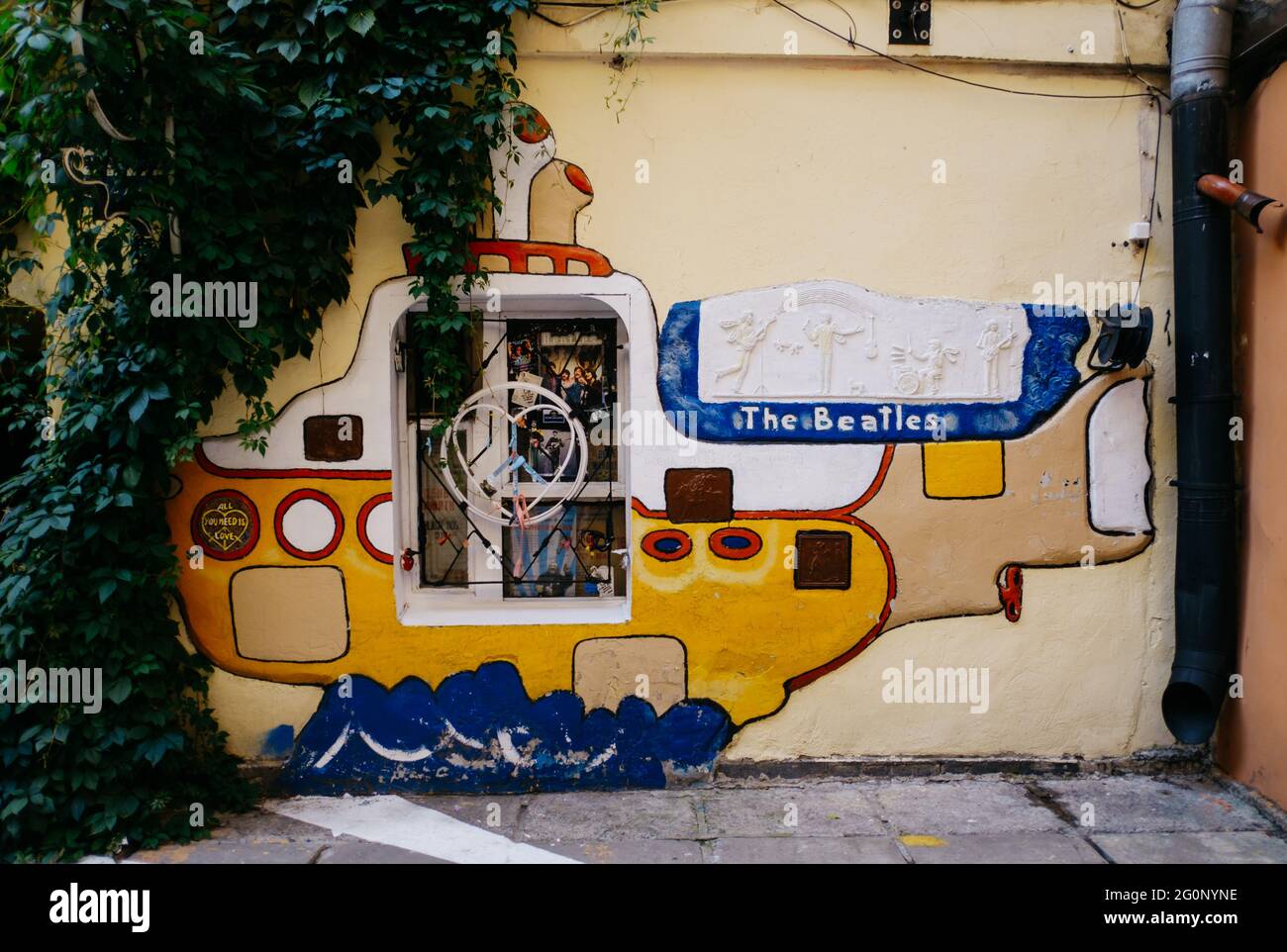 Gesamtansicht der Wand mit 'Yellow Submarine' Graffiti. Stockfoto