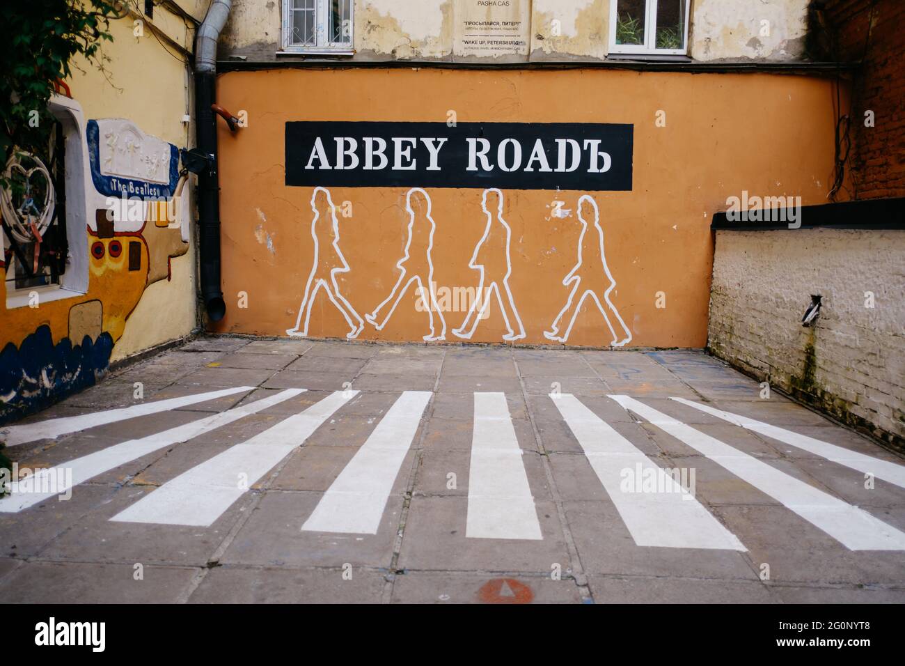 Wand mit Graffiti 'Abbey Road'. Art-Center 'Puschkinskaya 10'. Stockfoto