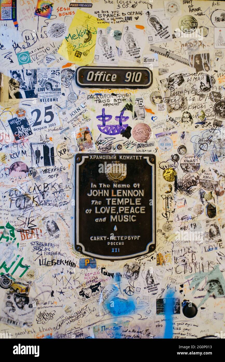 Informationstafel 'Büro des Tempels der Liebe, des Friedens und der Musik unter dem Namen John Lennon'. Stockfoto