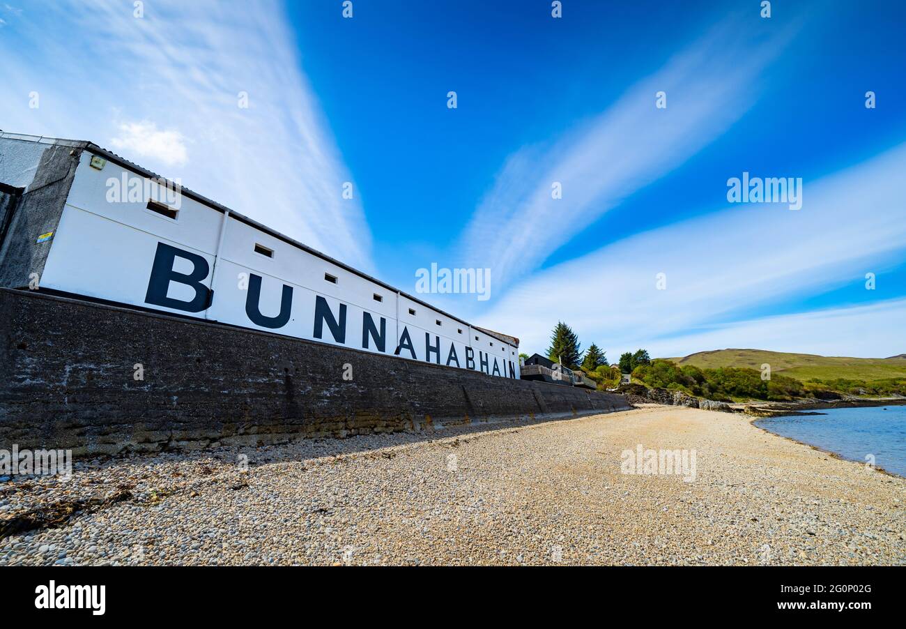 Außenansicht der Bunnahabhain Scotch Whisky-Destillerie auf der Insel Islay, Inner Hebrides, Schottland, Großbritannien Stockfoto