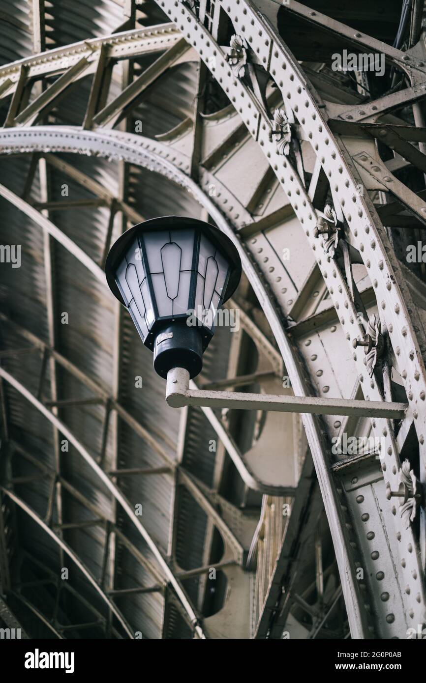 Architektonische Elemente, klassische Laterne aus nächster Nähe. Stockfoto