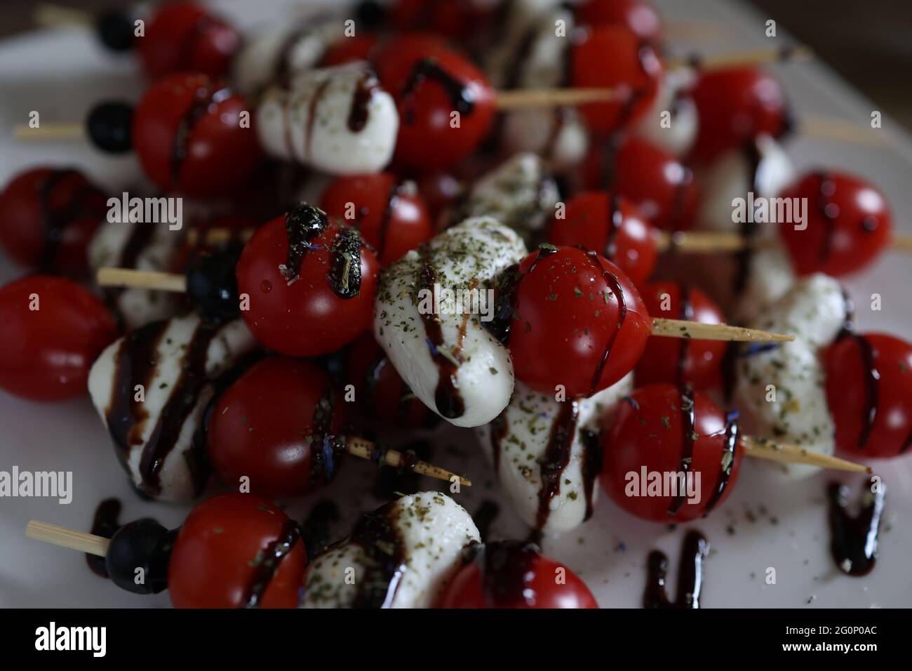 Vorspeise mit Tomaten, Käse und Oliven auf Holzspießen. Stockfoto