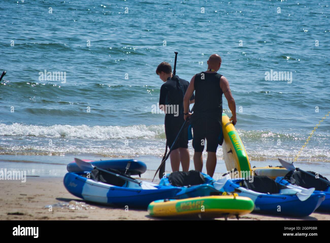 Paddelboarding-Unterricht in Tenby, Wales, Großbritannien Stockfoto