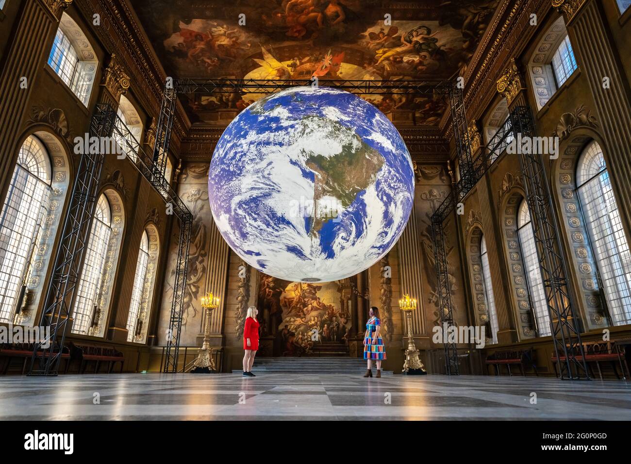 Gaia, eine 7 m breite, rotierende Erdnachbildung von Luke Jerram, die in der Painted Hall, Old Royal Naval College in Greenwich, ausgestellt wird. Stockfoto