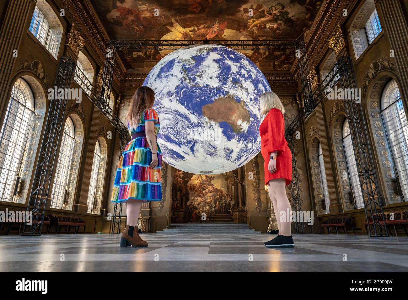 Gaia, eine 7 m breite, rotierende Erdnachbildung von Luke Jerram, die in der Painted Hall, Old Royal Naval College in Greenwich, ausgestellt wird. Stockfoto