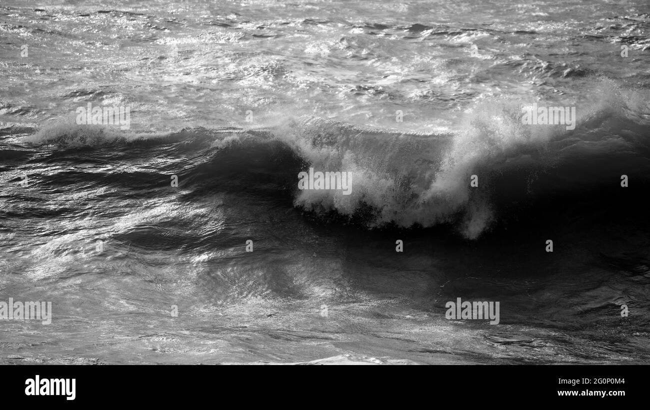 Atemberaubende dunkle launisch getönte feine Kunst Seestape Bild von brechenden Wellen auf dem Atlantischen Ozean in Devon England Stockfoto