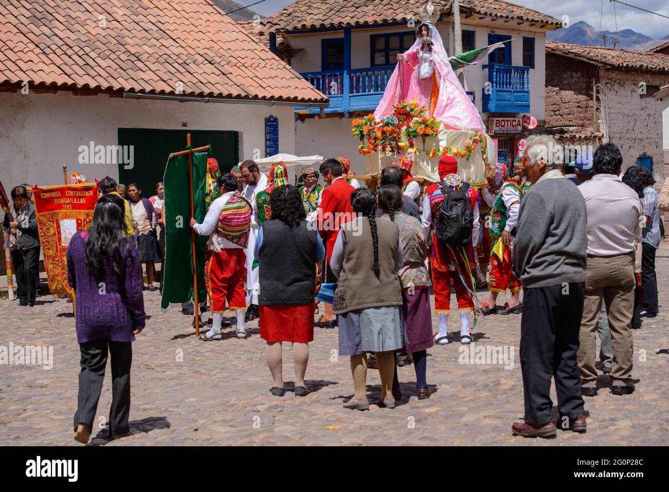 Peruanischer Volkstanz, mit bunten Kostümen vor der Kirche San Pedro Apostel von Andahuaylillas, Quispicanchi, bei Cusco, Peru am Okto Stockfoto