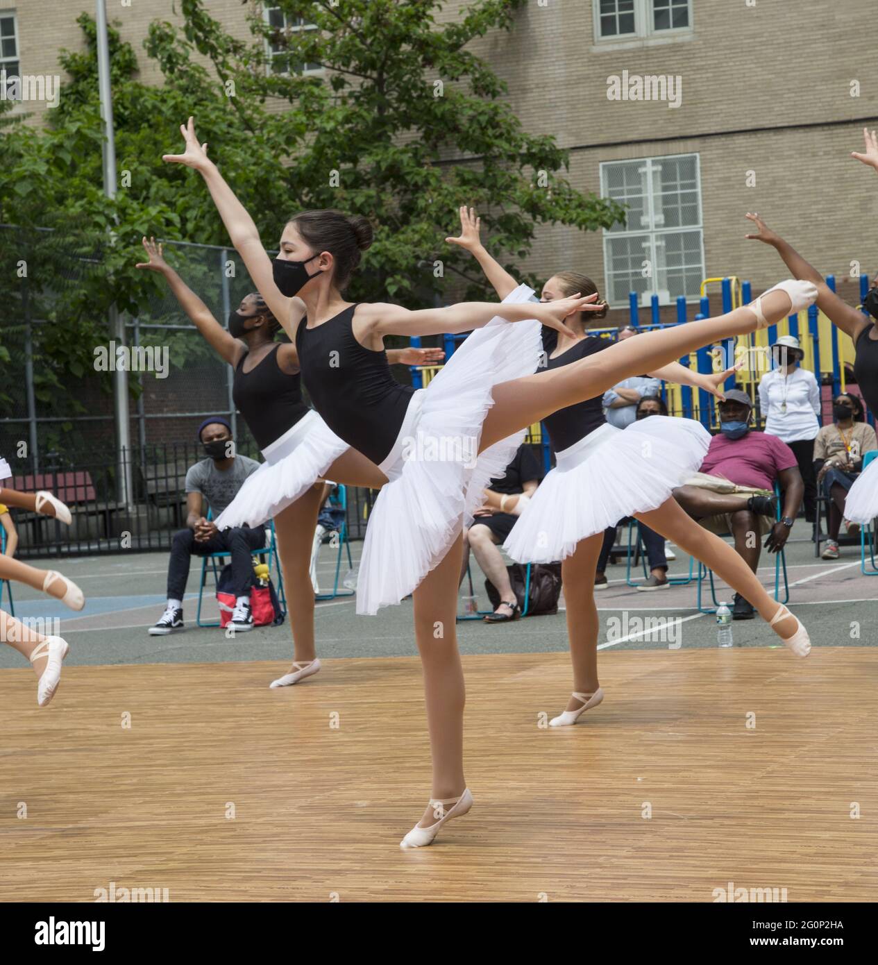 Das Cynthia King Dance Studio für Kinder in Brooklyn, New York, zeigt seine erste Performance im Freien, mit Masken und sozialer Distanzierung im Frühjahr 2021, seit die Pandemie und die Stilllegung der Stadt mehr als ein Jahr zuvor begann. Stockfoto