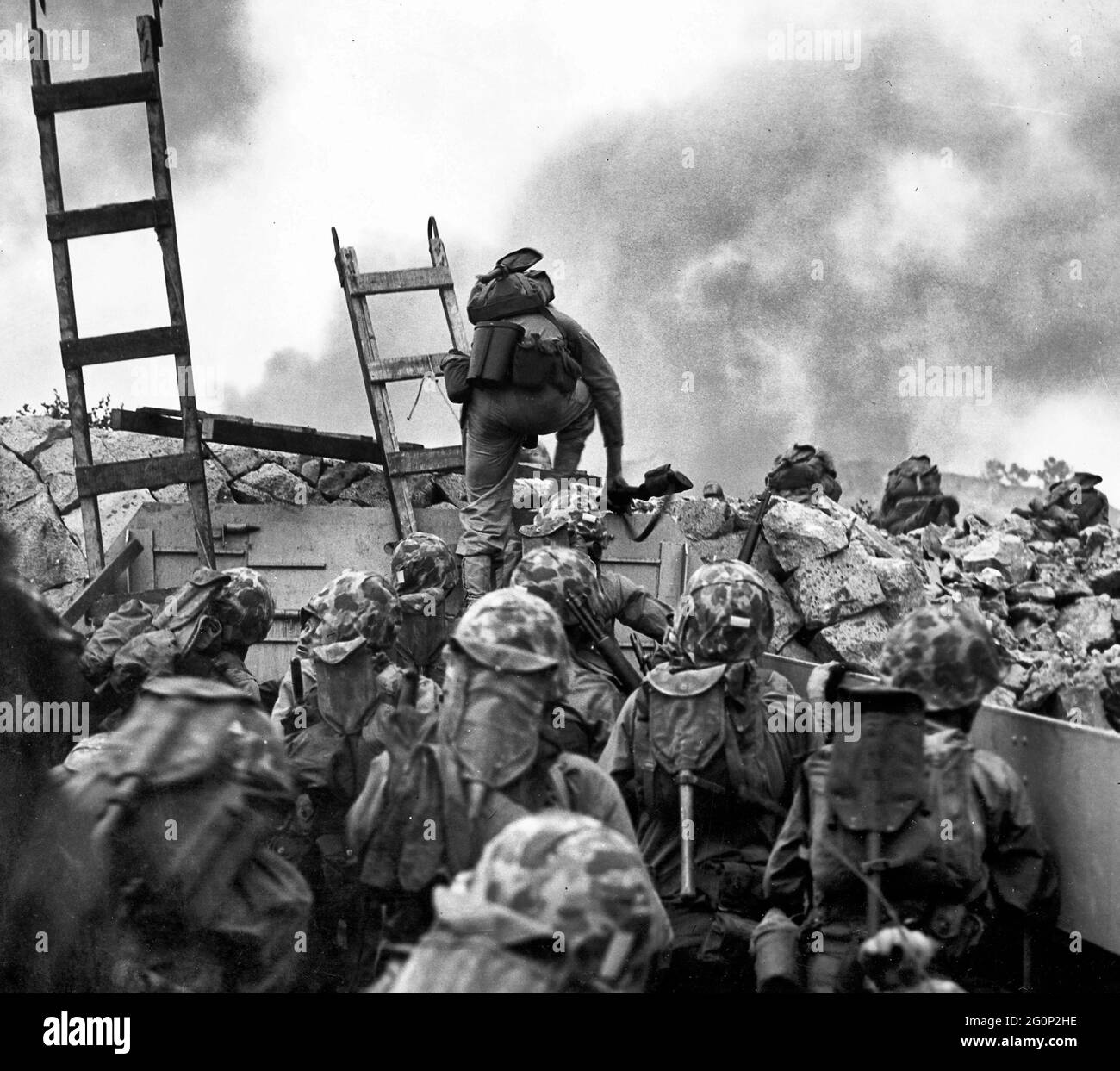 Leathernecks verwenden skalierende Leitern, um bei einer amphibischen Invasion am 15. September 1950 in Inchon an Land zu stürmen Stockfoto