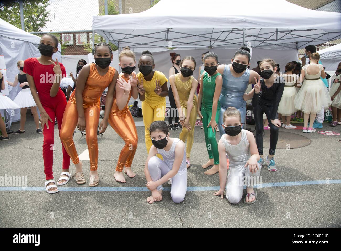 Das Cynthia King Dance Studio für Kinder in Brooklyn, New York, zeigt seine erste Performance im Freien, mit Masken und sozialer Distanzierung im Frühjahr 2021, seit die Pandemie und die Stilllegung der Stadt mehr als ein Jahr zuvor begann. Stockfoto