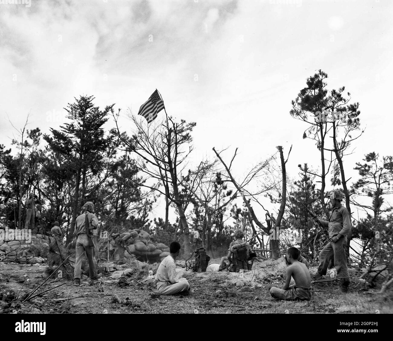 Der Krieg ist für diese koreanischen Gefangenen von US-Marineinfanteristen, die ihre Flagge auf der Wolmi-Insel in Inchon gepflanzt haben, vorbei Stockfoto