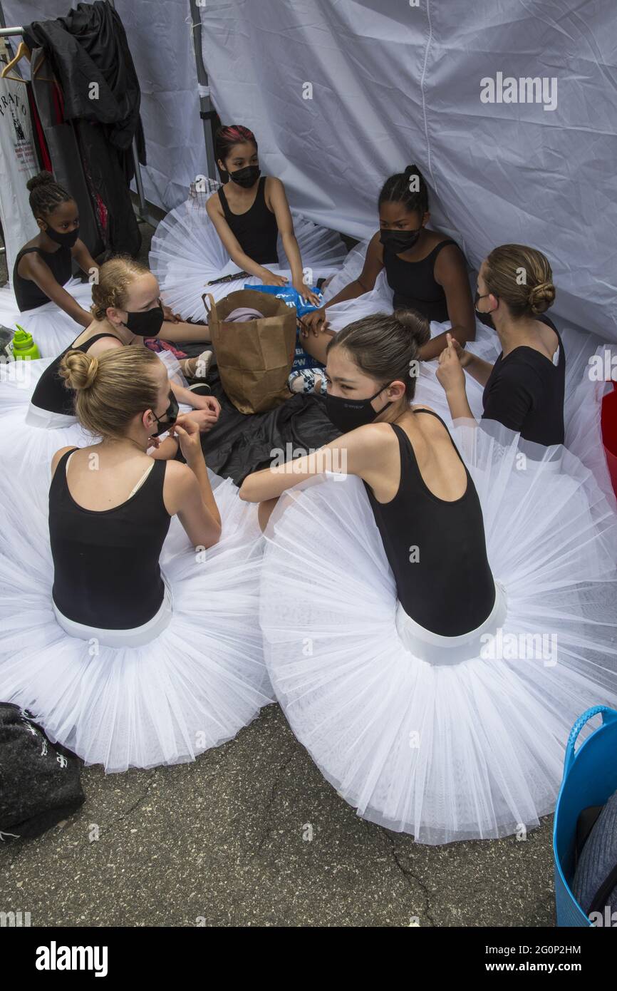 Das Cynthia King Dance Studio für Kinder in Brooklyn, New York, zeigt seine erste Performance im Freien, mit Masken und sozialer Distanzierung im Frühjahr 2021, seit die Pandemie und die Stilllegung der Stadt mehr als ein Jahr zuvor begann. Warten auf die Ausführung. Stockfoto