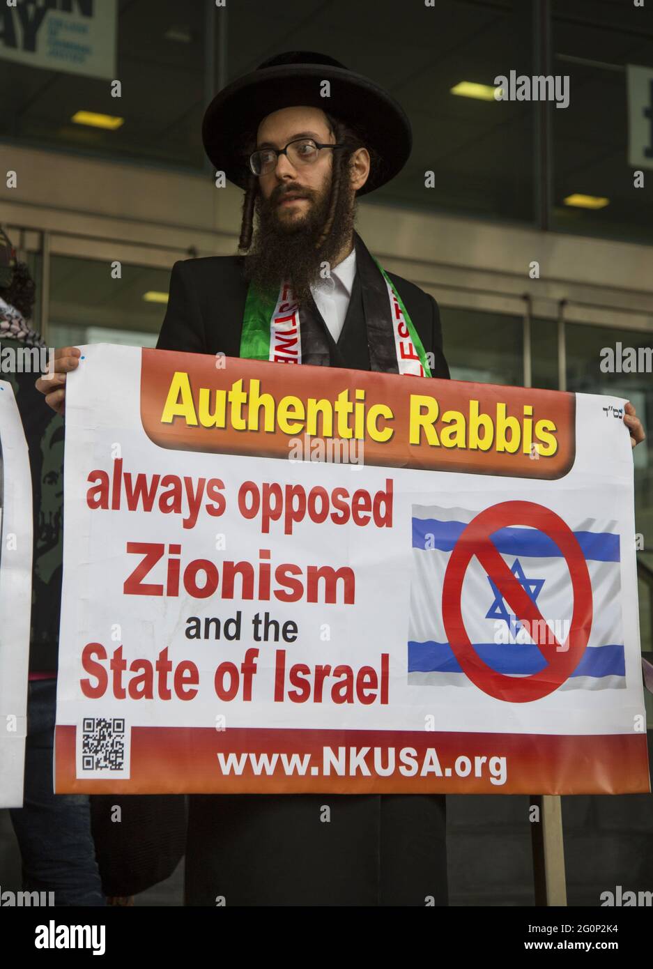 CUNY-Studenten und andere demonstrieren am John Jay College für CUNY, um alle Verbindungen zu Israel zu veräußern und zu trennen, das das palästinensische Volk in Gaza und anderswo in Israel zerstört. Orthodoxe Rabbiner gegen den Zionismus und den Staat Israel. Stockfoto