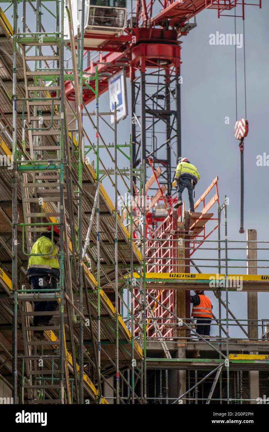 Baustelle, Großbaustelle, Neubau eines Geschäftsgebäudes, Arbeiter auf Gerüsten, Schalung für Betonarbeiten, Bochum , Stockfoto