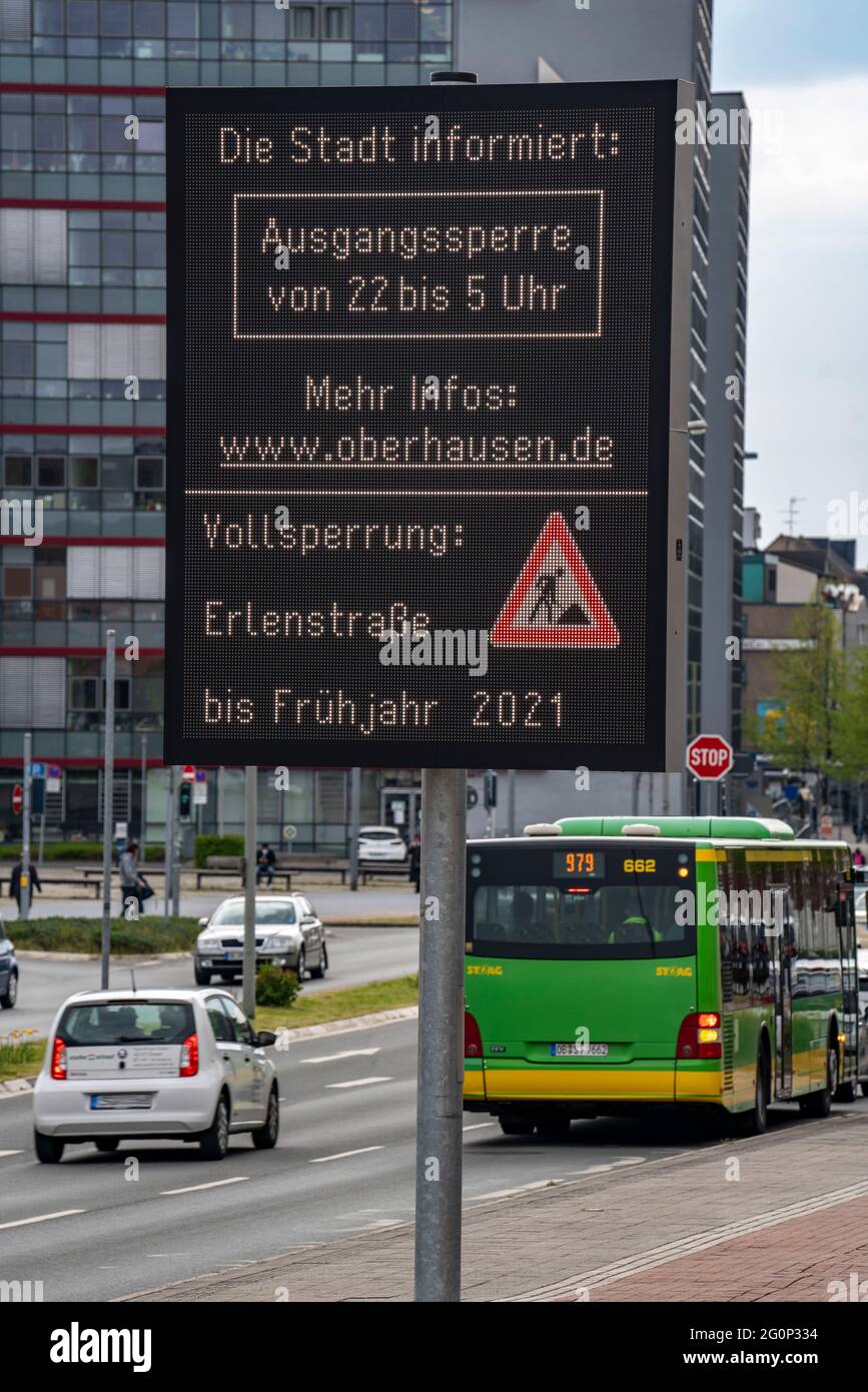 Informationen zur Ausgangssperre während der dritten Corona-Sperre in Oberhausen über ein großes Display im Stadtteil Sterkrade, NRW. Stockfoto