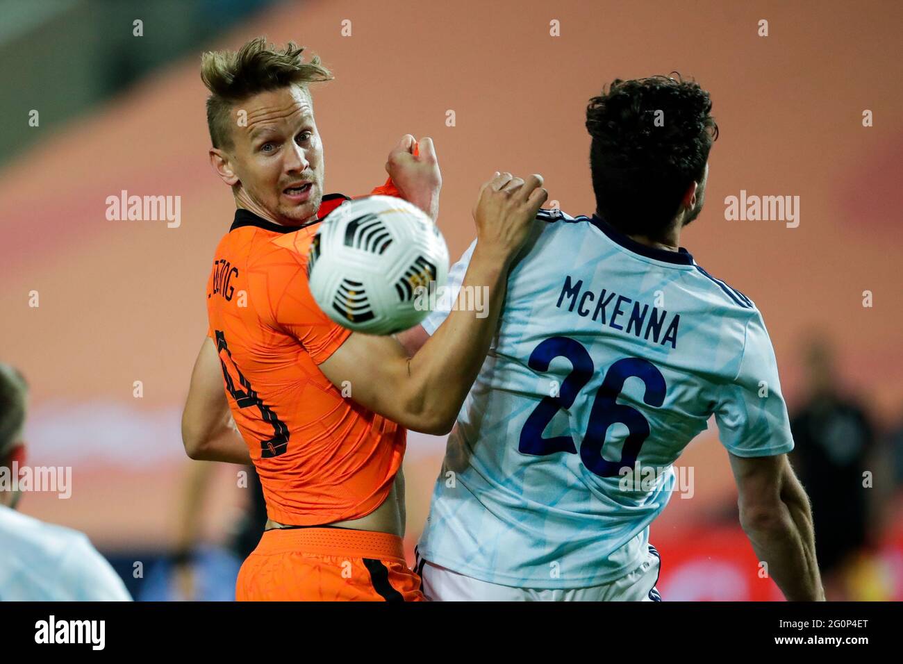 ALMANCIL, PORTUGAL - 2. JUNI: Luuk de Jong aus den Niederlanden kämpft mit Scott McKenna aus Schottland während des Internationalen Freundschaftsspiels zwischen den Niederlanden und Schottland im Algarve-Stadion am 2. Juni 2021 in Almancil, Portugal (Foto: Broer van den Boom/Orange Picles) Stockfoto