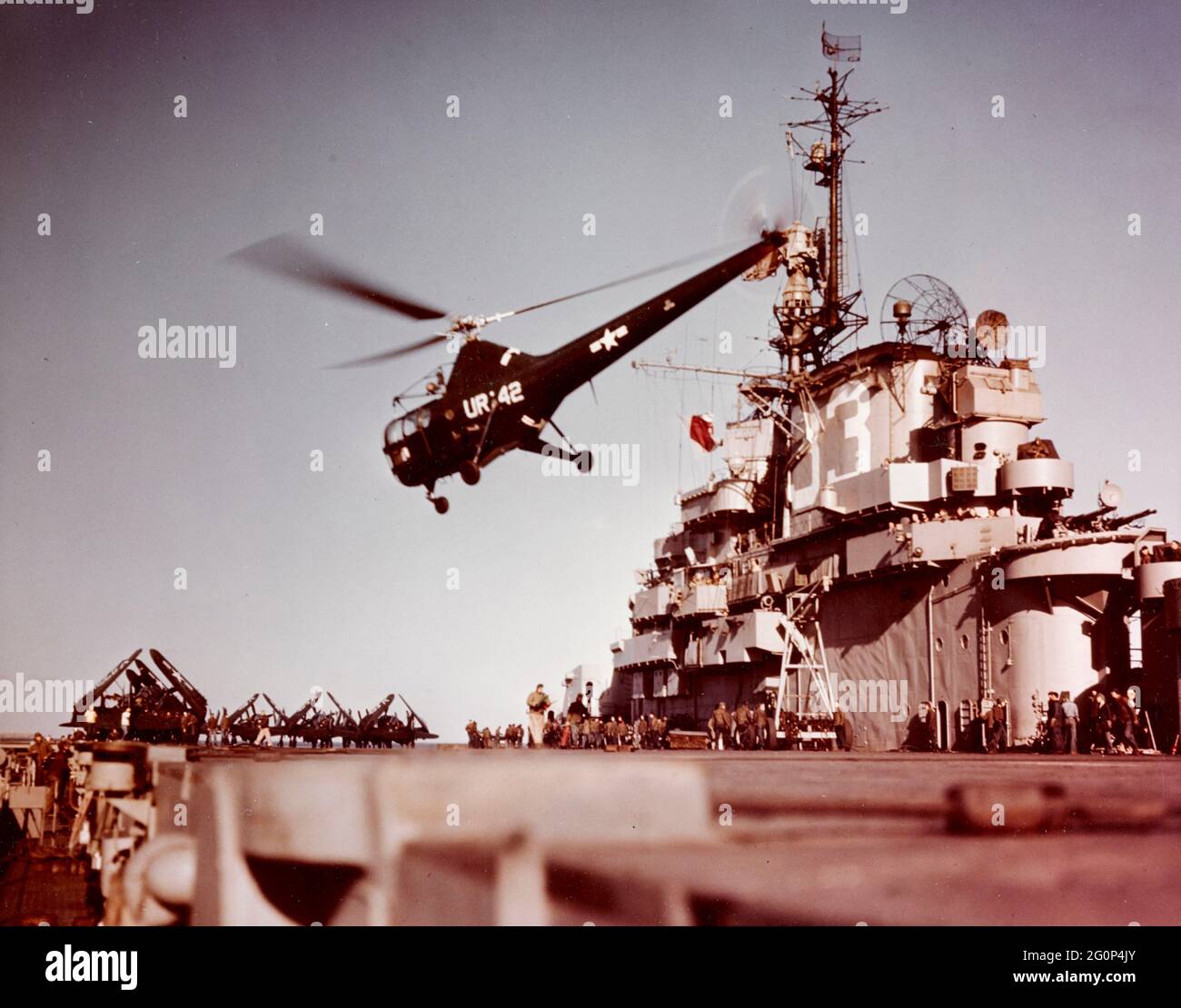 USS Kearsarge (CV-33) Sikorsky HO3S-1 Hubschrauber im Flug über das Flugdeck des Flugzeugträgers, während der Operation Frigid. Offizielles US-Navy-Foto Stockfoto