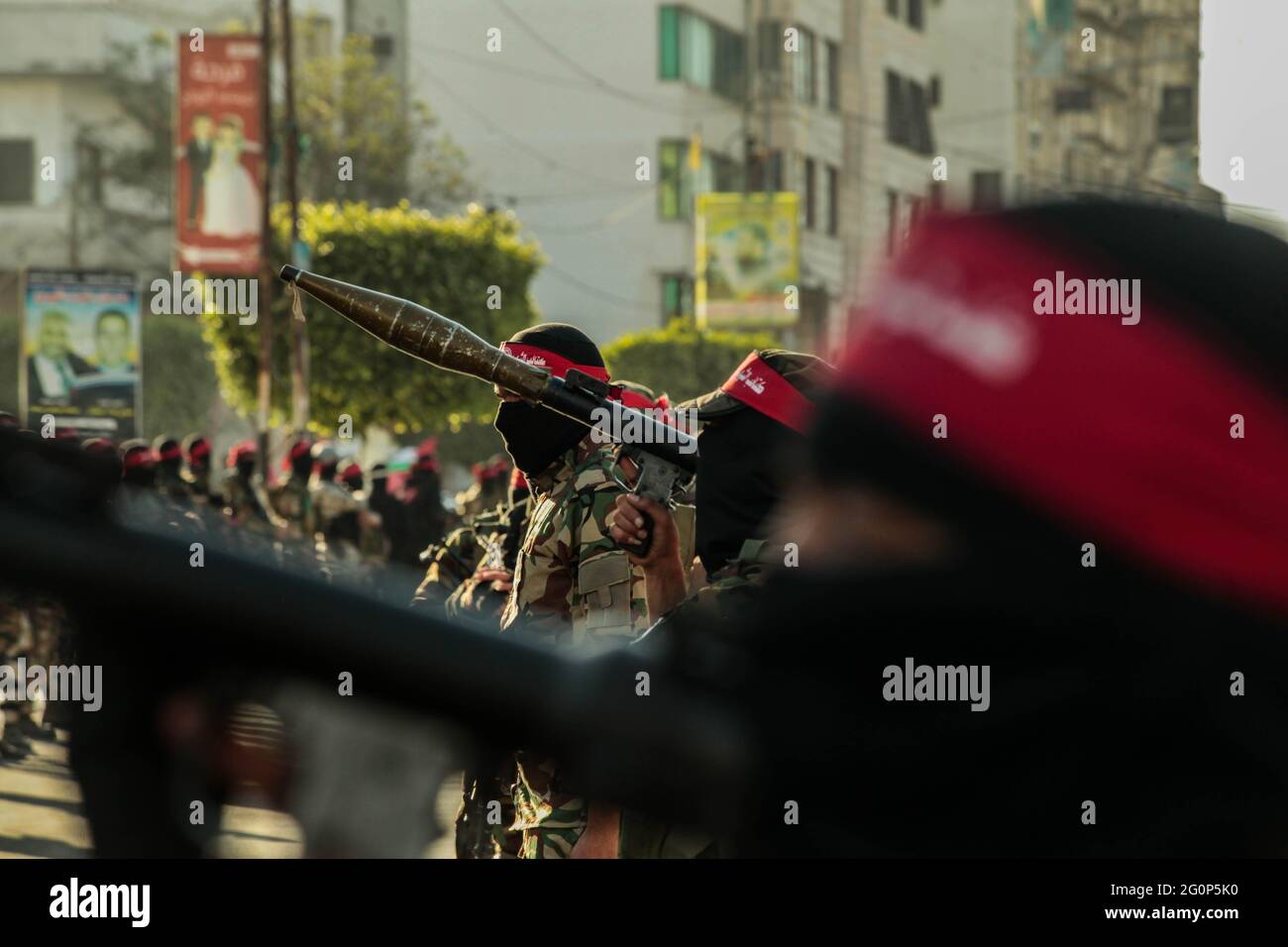 Gaza, Palästina. Juni 2021. Anhänger der Volksfront zur Befreiung Palästinas (PFLP) nehmen an einer Anti-Israel-Kundgebung in Gaza-Stadt Teil. Der von Ägypten vermittelte Waffenstillstand beendete die 11 Tage schweren israelischen Bombardements auf Gaza und den Raketenbeschuss von der verarmten Küstenenklave auf Israel. Israelische Luftangriffe und Artillerieböge auf Gaza töteten 254 Palästinenser, darunter 66 Kinder, und verletzten in 11 Tagen mehr als 1,900 Menschen. (Foto von Ramez Habboub/Pacific Press) Quelle: Pacific Press Media Production Corp./Alamy Live News Stockfoto