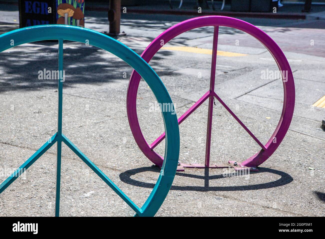 Die Stadt Berkeley wird kreativ mit ihren Fahrradträgern - einem Ort, an dem Sie Ihre Fahrräder beim Einkaufen verriegeln können - auf der Telegraph Ave in Berkeley, Kalifornien Stockfoto