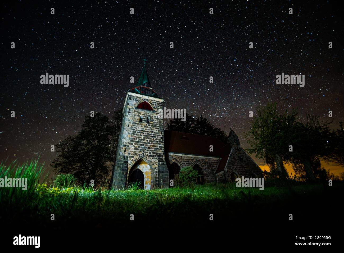 Kirche des Göttlichen Herzens des Herrn mit Sternenhimmel im Hintergrund im kleinen Dorf Borovnicka, Tschechische republik Stockfoto