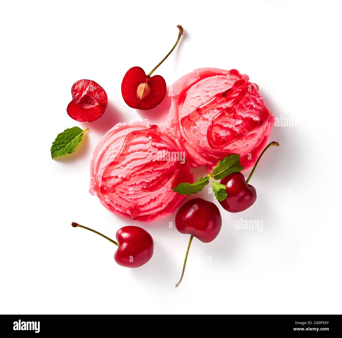 Kirscheis mit Kirschbeeren auf weißem Hintergrund. Rosa Eis mit Kirschsauce isoliert für Packung Eis. Stockfoto