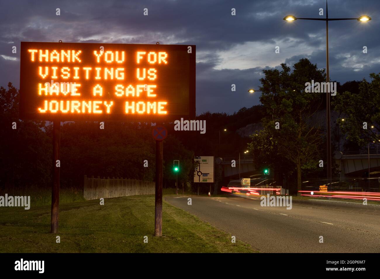 Digitale Anzeige von Verkehrsmeldungen „Haben Sie eine sichere Heimreise“, Kent, England Stockfoto