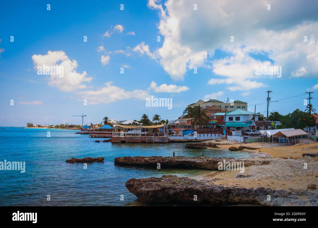 Grand Cayman, Cayman Islands, Juli 2020, Blick auf einige Gebäude mit Restaurants und Geschäften an der Karibik Stockfoto