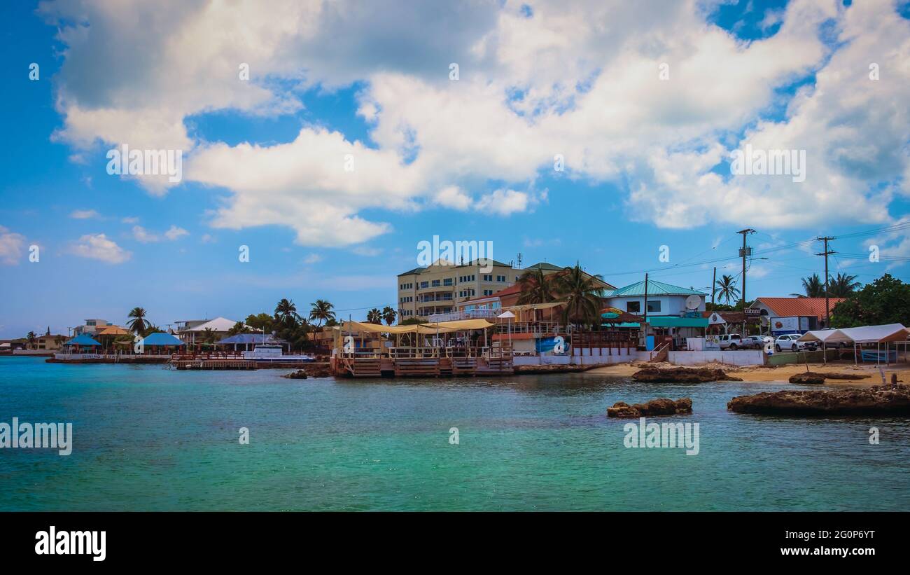 Grand Cayman, Cayman Islands, Juli 2020, Blick auf einige Gebäude mit Restaurants und Geschäften an der Karibik Stockfoto
