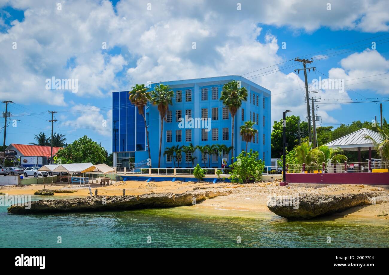 Grand Cayman, Cayman Islands, Juli 2020, Blick auf das Harbour Center Gebäude in George Town am Karibischen Meer Stockfoto