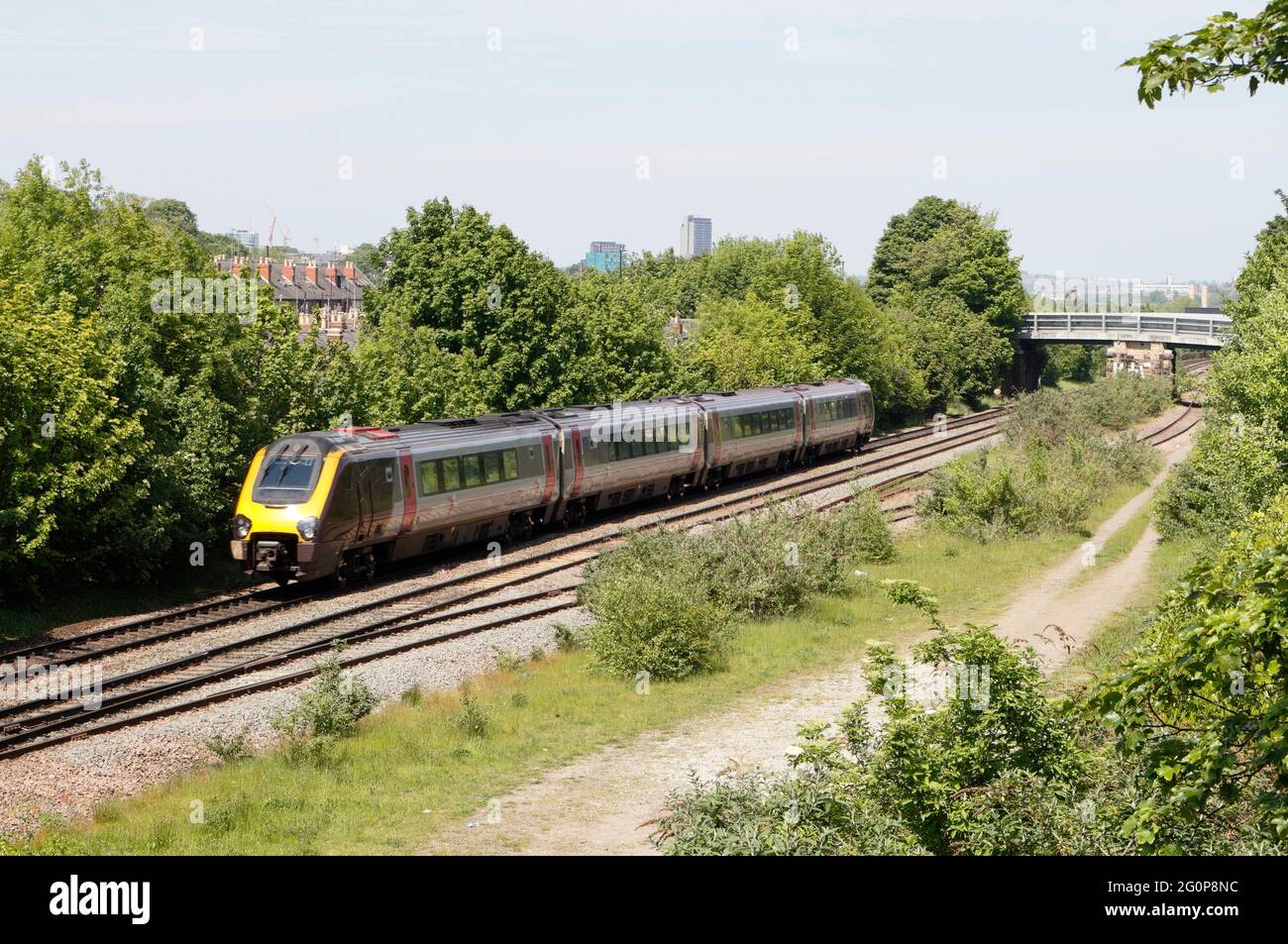 Cross Country voyager Zug Richtung Sheffield England UK. Gleis der Personenzugstrecke Stockfoto