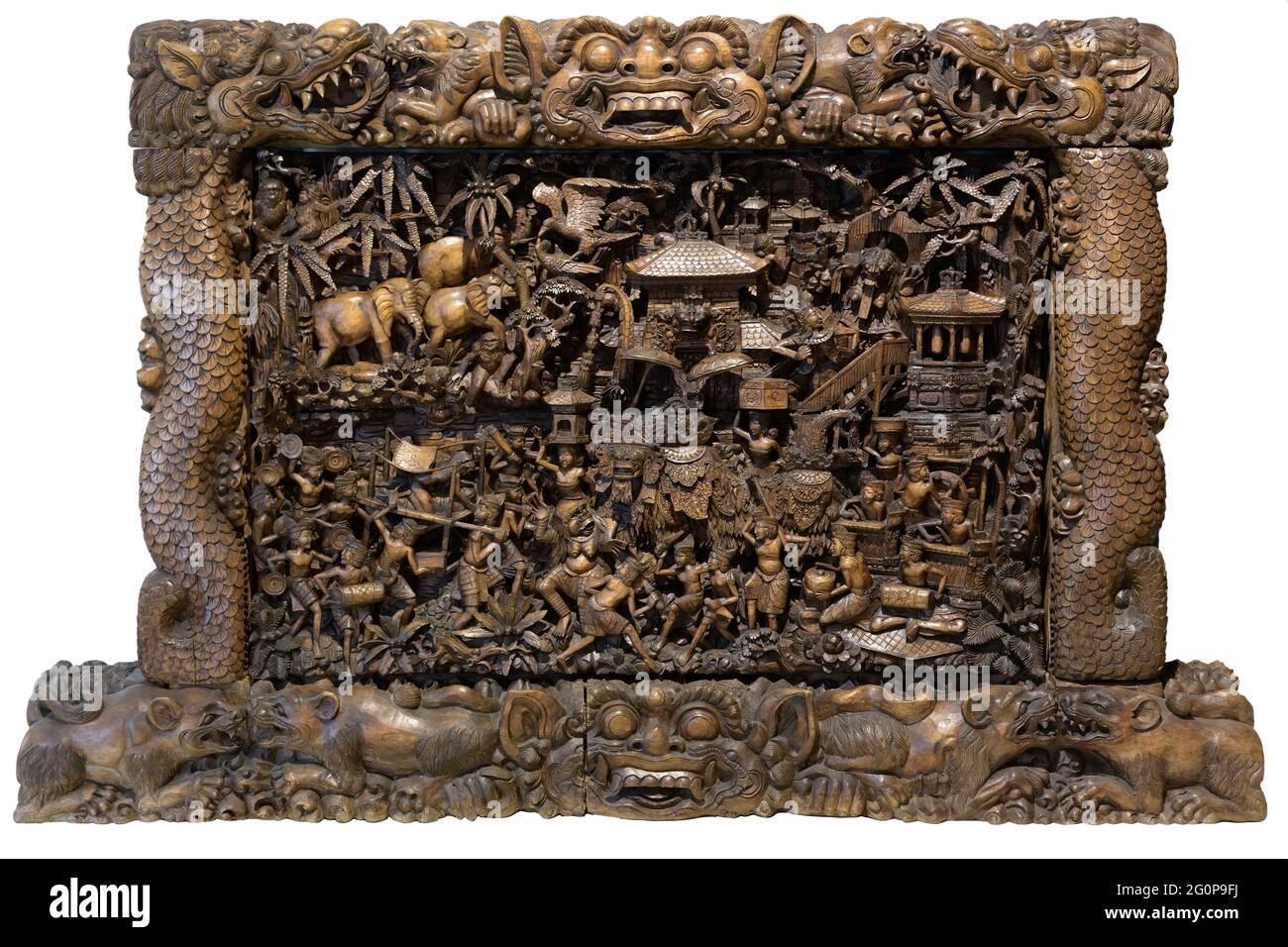 Bali handgemachte Holzschnitzerei mit indonesischer mythologischer Szene Stockfoto