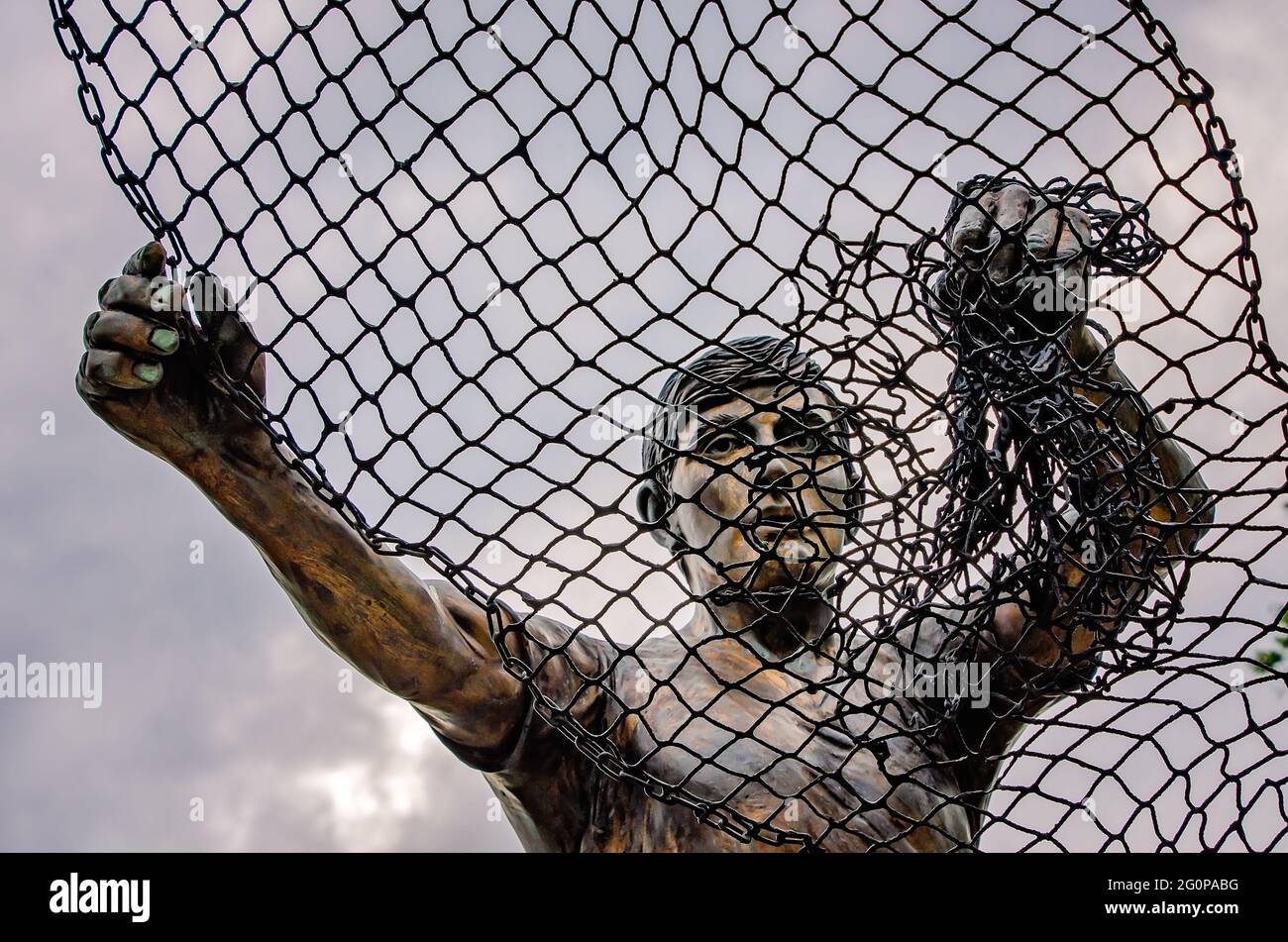 Die Statue des Goldenen Fischers „Casting his Net into Eternity“ steht vor dem Maritime and Seafood Industry Museum in Biloxi, Mississippi. Stockfoto