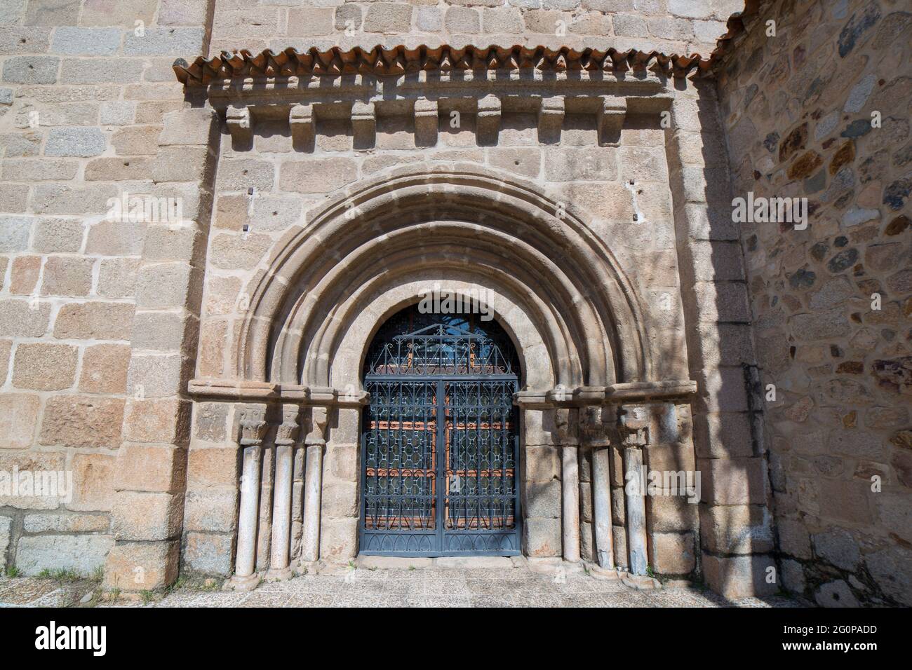 Romanischer Eingang zur Basilika Santa Eulalia in Merida. Ein Schaufenster der Stadt zwanzig Jahrhunderte der Geschichte, Extremadura, Spanien Stockfoto