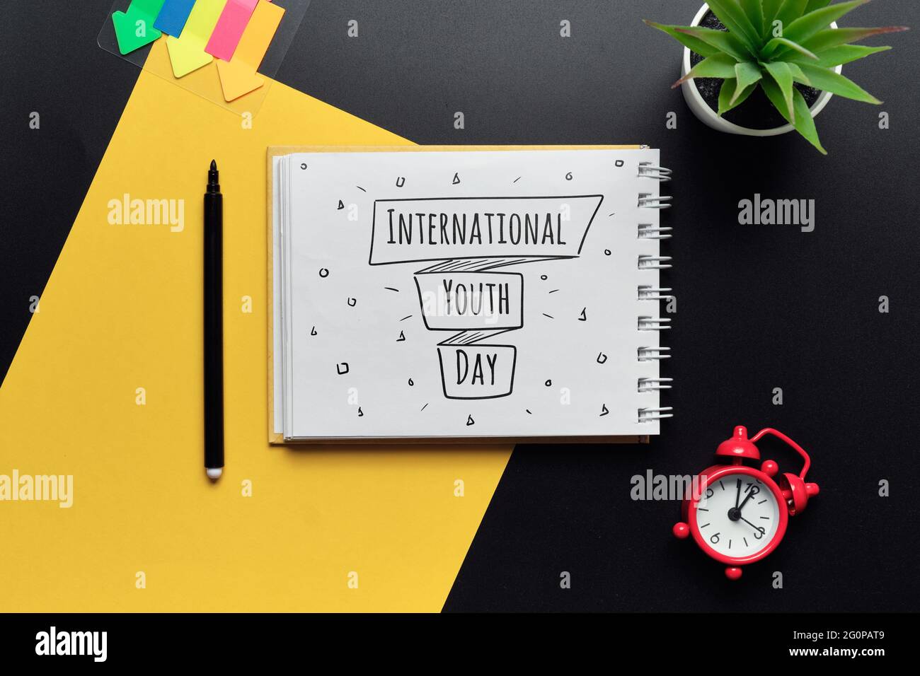 Holiday International Youth Day auf einem Notizbuch gezeichnet. Stockfoto