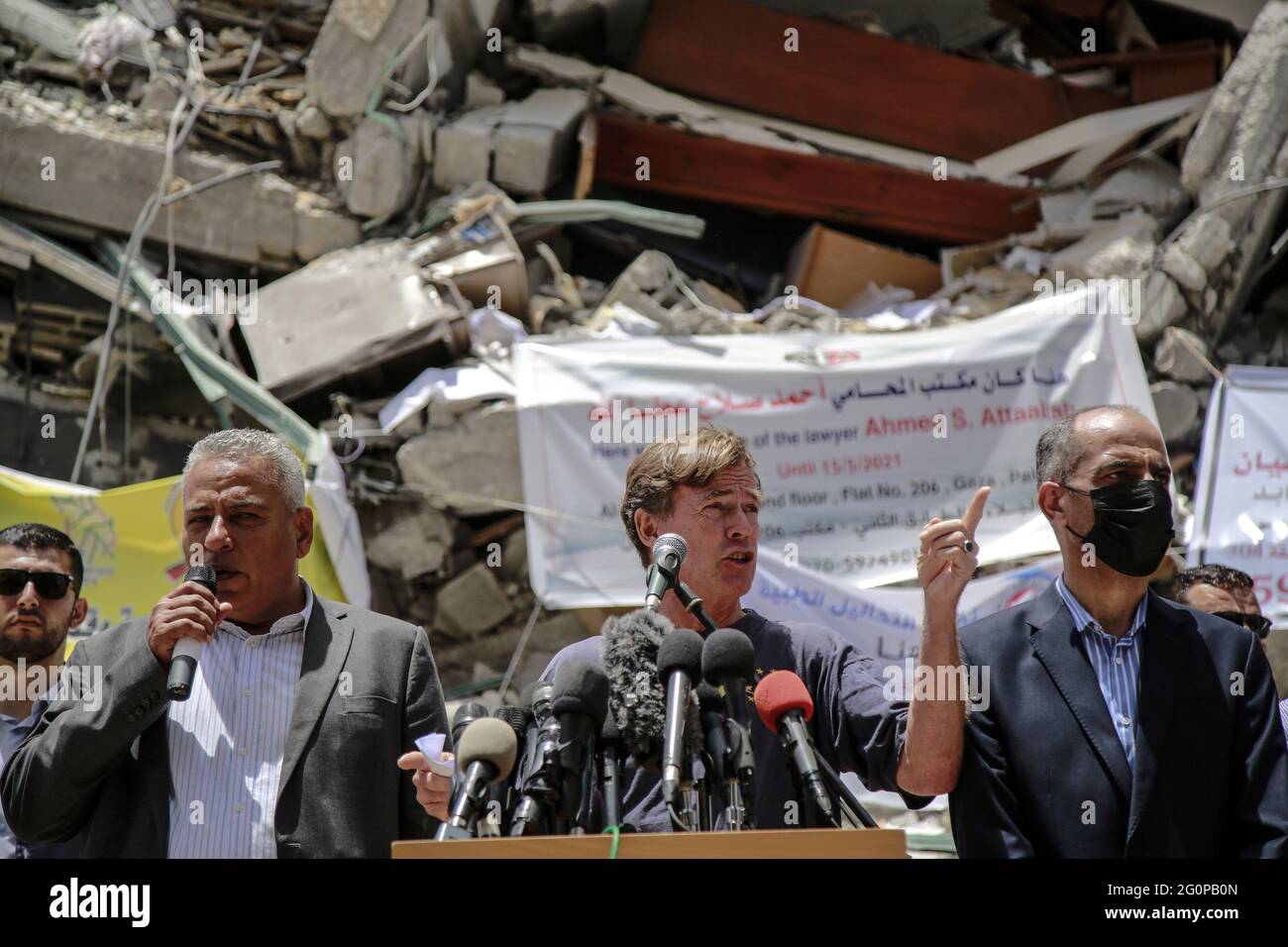 Gaza, Gaza. Juni 2021. Sven Kuhn von Burgsdorff (C), Vertreter der Europäischen Union im Westjordanland und Gaza, hält eine Pressekonferenz über die Ruinen des Al-Jalaa-Turms ab, in dem die Büros der Nachrichtenagentur Associated Press und des englischen Senders Aljazeera untergebracht waren. Während der jüngsten Konfrontationen zwischen der Hamas und Israel in Gaza-Stadt am Mittwoch, den 2. Juni 2021, wurde sie durch israelische Angriffe zerstört. HO/UPI Credit: UPI/Alamy Live News Stockfoto