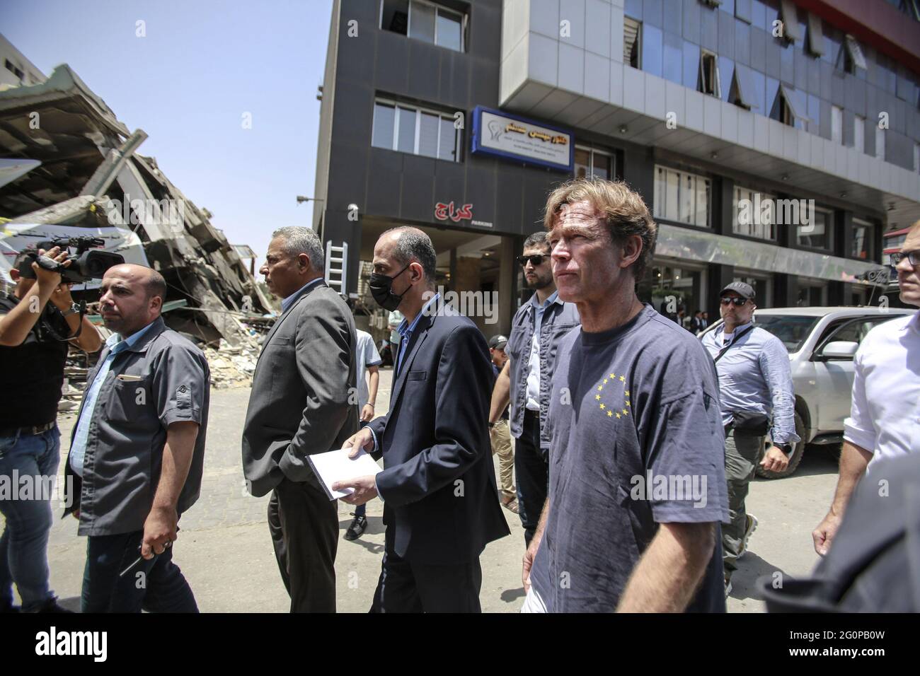 Gaza, Gaza. Juni 2021. Sven Kühn von Burgsdorff (R), Vertreter der Europäischen Union im Westjordanland und Gaza, führt durch die Ruinen des Al-Jalaa-Turms, in dem die Büros der Nachrichtenagentur Associated Press und des englischen Senders Aljazeera untergebracht waren, Während der jüngsten Konfrontationen zwischen der Hamas und Israel in Gaza-Stadt am Mittwoch, den 2. Juni 2021, wurde sie durch israelische Angriffe zerstört. HO/UPI Credit: UPI/Alamy Live News Stockfoto