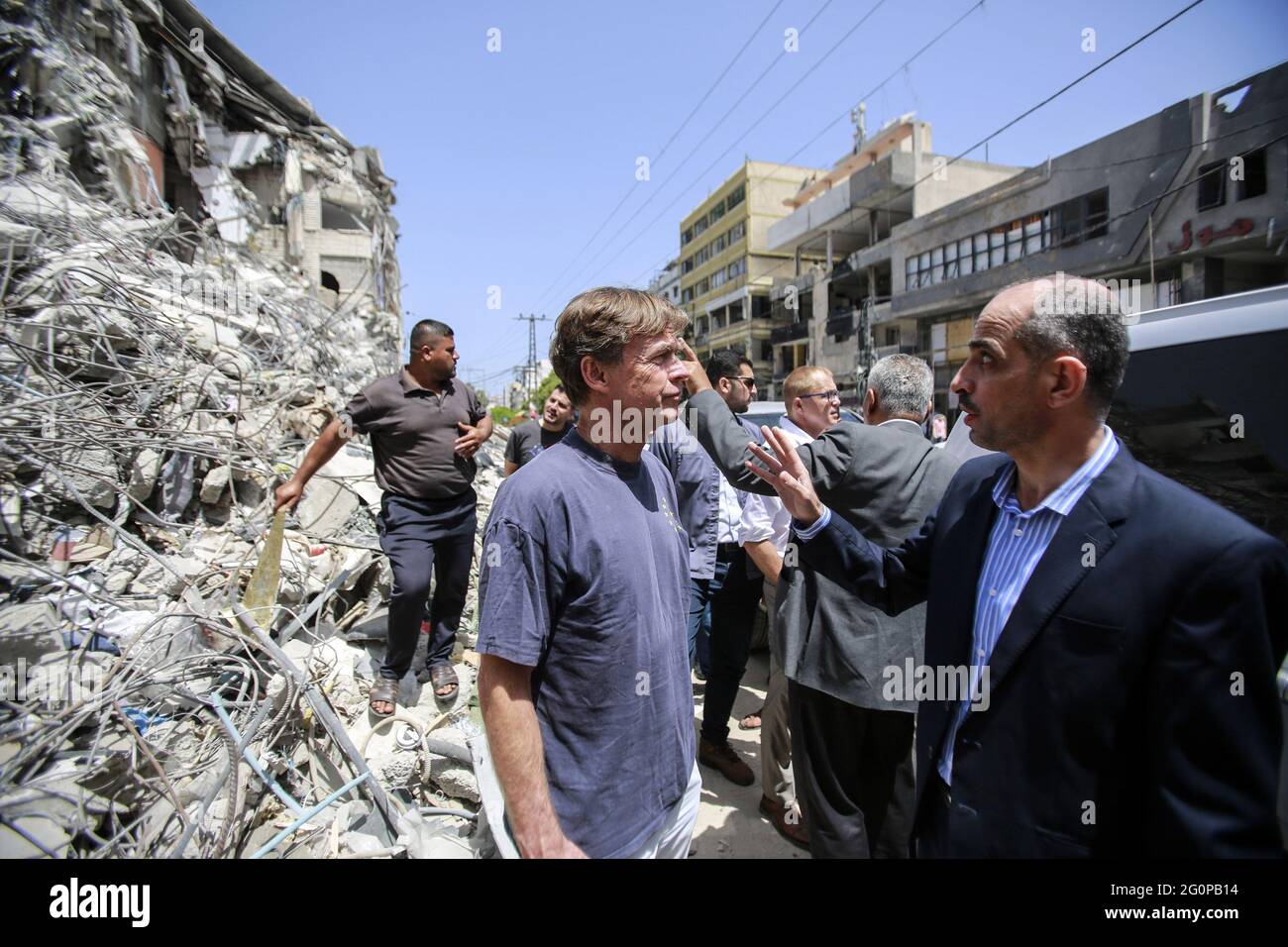 Gaza, Gaza. Juni 2021. Sven Kühn von Burgsdorff (R), Vertreter der Europäischen Union im Westjordanland und Gaza, führt durch die Ruinen des Al-Jalaa-Turms, in dem die Büros der Nachrichtenagentur Associated Press und des englischen Senders Aljazeera untergebracht waren, Während der jüngsten Konfrontationen zwischen der Hamas und Israel in Gaza-Stadt am Mittwoch, den 2. Juni 2021, wurde sie durch israelische Angriffe zerstört. HO/UPI Credit: UPI/Alamy Live News Stockfoto