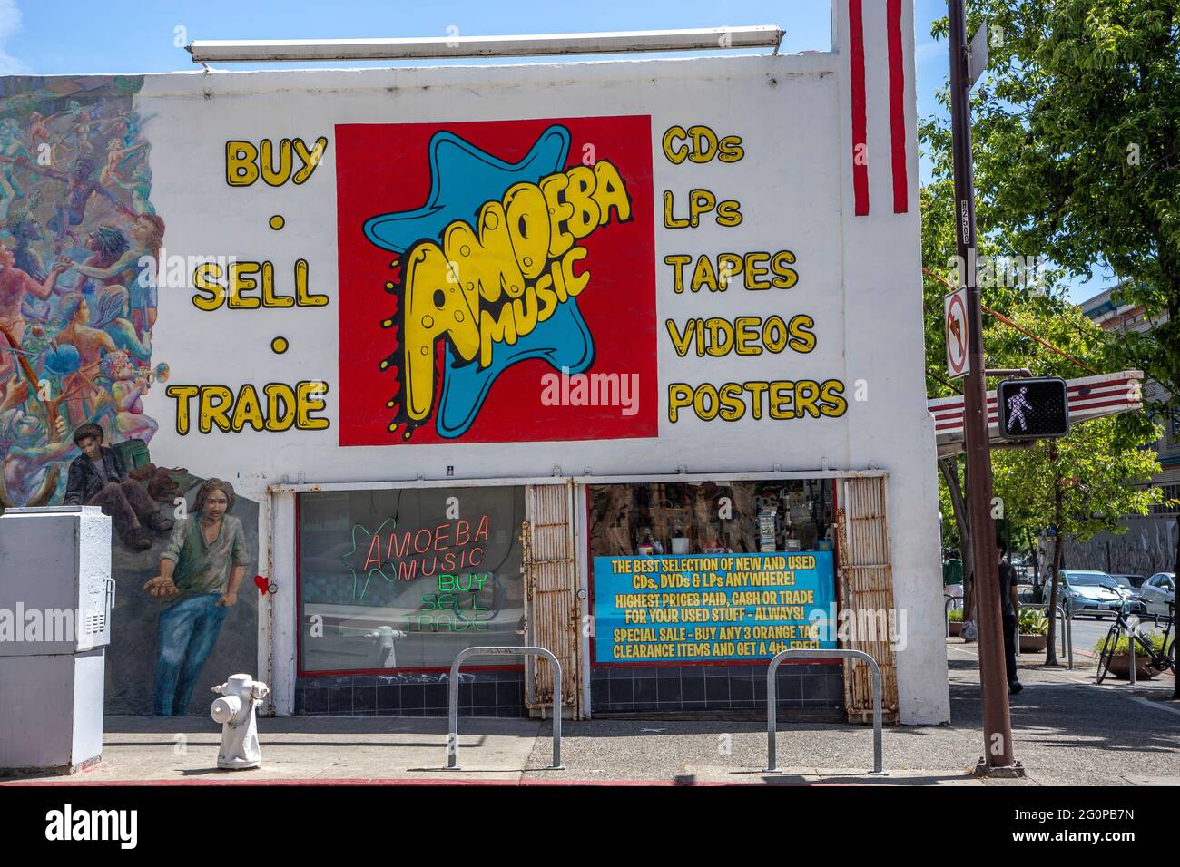 Kaufen und verkaufen Sie Schallplatten, CDs und DVDs bei Amoeba auf der Telegraph Ave in Berkeley, Kalifornien. Stockfoto