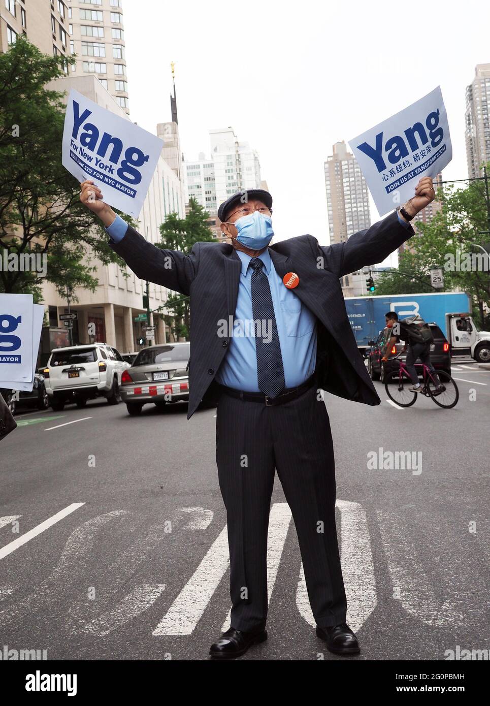 New York, New York, USA. Juni 2021. Andrew Yang unterstützt eine Vordebattierungs-Rallye des demokratischen Bürgermeisters von New York City entlang der Columbus Avenue vor seiner ersten Debatte über ABC TV Credit: Debra L. Rothenberg/ZUMA Wire/Alamy Live News Stockfoto