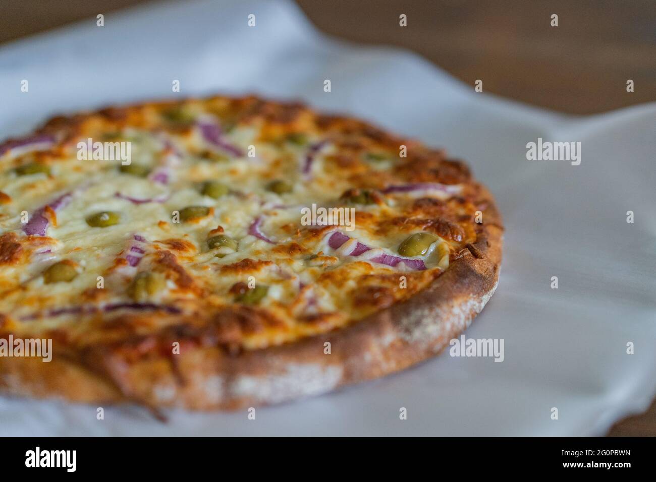 Hausgemachte Sauerteig-Pizza mit Oliven und Zwiebelauflagen Vollkornweizen gesund essen Stockfoto