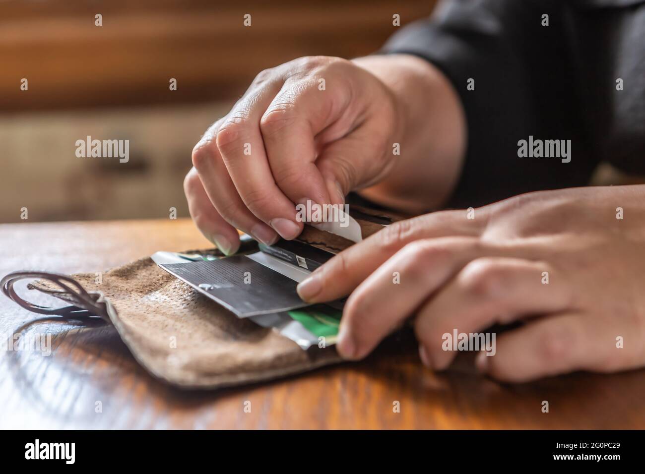 Eine Person rollt eine Zigarette mit Tabak Stockfoto