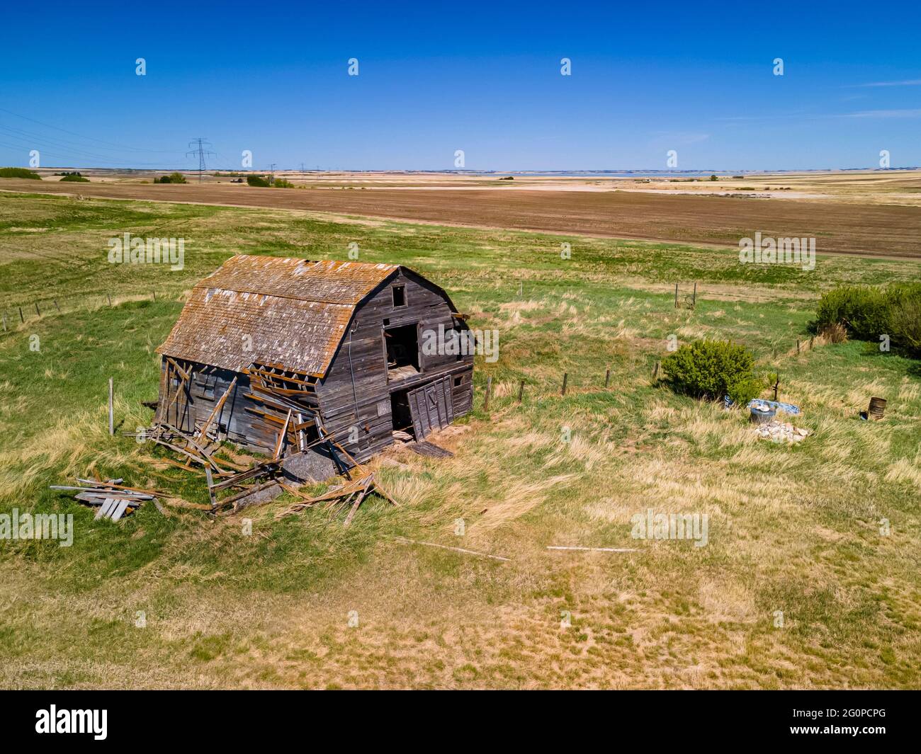 Eine Luftaufnahme einer alten Scheune, die in den frühen 1900er Jahren von den ersten landwirtschaftlichen Siedlern der Saskatchewan Prärien gebaut wurde Stockfoto