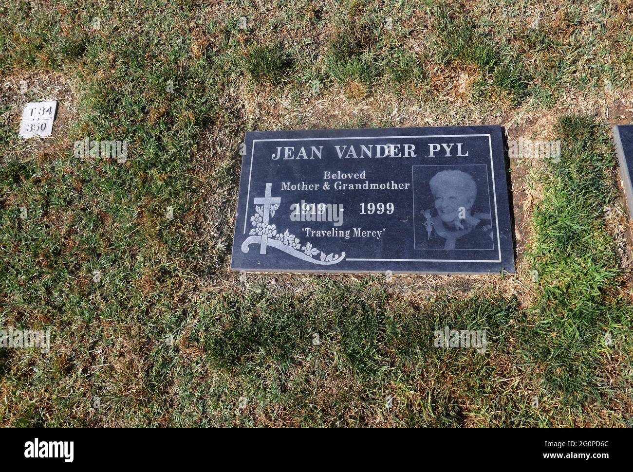 Lake Forest, California, USA 2. Juni 2021 EIN allgemeiner Blick auf die Atmosphäre des Grabes der Schauspielerin Jean Vander Pyl auf dem Ascension Cemetery am 2. Juni 2021 in Lake Forest, Kalifornien, USA. Sie war vor allem für die Stimme von Wilma Flintstone aus dem Hanna-Barbera Cartoon The Flintstones bekannt. Foto von Barry King/Alamy Stockfoto Stockfoto Lake Forest, California, USA 2. Juni 2021 EIN allgemeiner Blick auf die Atmosphäre des Grabes der Schauspielerin Jean Vander Pyl auf dem Ascension Cemetery am 2. Juni 2021 in Lake Forest, Kalifornien, USA. Sie war vor allem für die Stimme von Wilma Flintstone aus dem Hanna-Barbera Cartoon The Flintstones bekannt. Foto von Barry King/Alamy Stockfoto Stockfoto